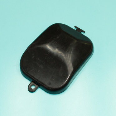 Крышка люка подседельного ящика скутер QT-3 (черный пластик, 3-I-1306002)
