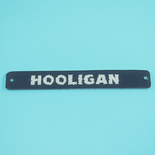 Эмблема бардачка HOOLIGAN Иж (черная, рваный шрифт)