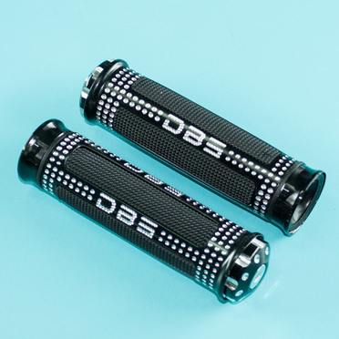 Ручки руля DB5 Everace (грипсы черные, металл и резина, на руль 22 мм.)
